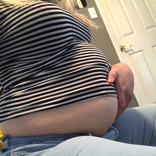 bloatedbellybaddieaf:Guess who’s back from the dead and ready to be teased about the weight she’s gained while she was away? 😈 this piggy has missed it. 