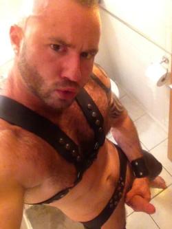 beefst:  edu-dudu:  gay pornstar Justin King! ♥ ♥  He really needs to stop doing the duckface thing…