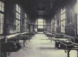 mortem-et-necromantia:  Dissection room of a Bordeaux, France medical school c. 1890.