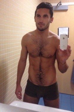 walkinghardon:  lockerpics:  Submit pics from the locker room to lockerpics@yahoo.com  http://walkinghardon.tumblr.com come stare at hot guys with me.