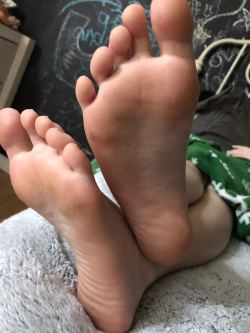 littlefetishfeet:Jus cleaned the house, now who wants to clean my soft soles…?