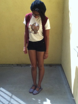 redlipsbrownhips:  Hat: Forever 21 Shirt: Bought at the CAKE concert It was amazing by the ways Shorts: Forever 21 Vest: Thrifted also discovery of the day it has huge pockets!  Shoes: H&amp;M 
