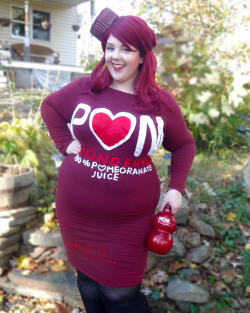 carmillaismygalpal:  feetlips:  My Halloween Costume this year: Pom Wonderful bottle! I’ve always joked about sharing the same body type as my favorite juice, so I decided it was time for the vision to come alive. All of the front lettering is felt