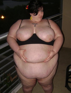 bbwbellylover:  Too hot to pass up.