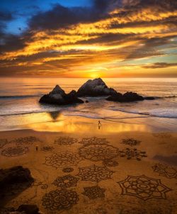 beautymothernature:  sunset run, sand art share moments
