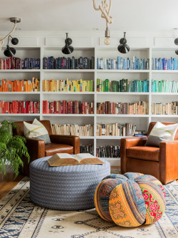 the-design-nerd:  Perfectly color-coded bookshelf in an eclectic