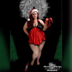 Last Christmas image. I hope eveyone was positive&hellip; happy and helpful model Kerry Stephens  @karielynn221979  #merrychristmas #pinup #sexy #eyecandy #mistletoe #covermodel #dmv #photosbyphelps #curves Photos By Phelps IG: @photosbyphelps I make