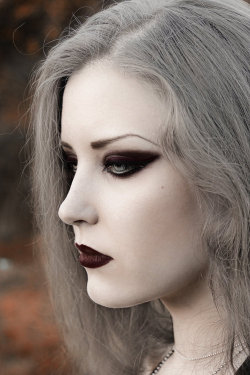 oh-sadness-still-with-me:  gothicathegoth:  miamidnight:  the white queen  She is absolutely gorgeous *-*  I Love the make up