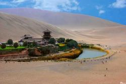 gkojax:  中国旅行botさんのツイート: 月牙泉。敦煌市内の砂漠に、2,000年間の間枯れること無く湧き続けている泉である。（甘粛省） https://t.co/UBwJ5wxPpM