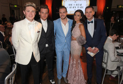 direct-news:   Niall Horan, Louis Tomlinson, Liam Payne and Sophia Smith attend The Great Gatsby Ball in support of Trekstock at Bloomsbury Ballroom on April 16, 2015 in London, England.    Look
