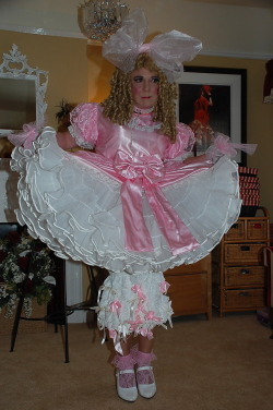 sissyfen:  That is such an amazingly pathetic dress 
