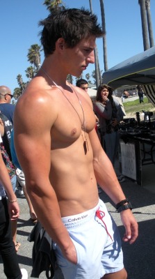 uclafratboy:  Hot frat bro at Venice Beach. Bi frat boy in So Cal posting all the things that turn me on. Hit me up with questions or follow/checkout my page at:Â http://uclafratboy.tumblr.com 