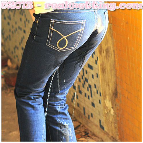 XXX pee-fetish:  Natalie wetting her blue jeans photo