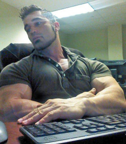 bodybuilers4worship:  twinkforbigmen331:  that hand is massive    A mother boring day at work all I can think about is my gym session tonight