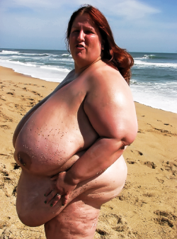 bootyviking:Big belly BBW on the beach. Wunderschön
