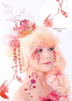 tanuki-kimono:  “Goldfish” fake eyelashes by myk_eyelashes, very bold but I love how they use tsumami petals technique!