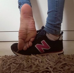 hawk5902:  kat92ft:Smell my feet  Great wrinkled soles 