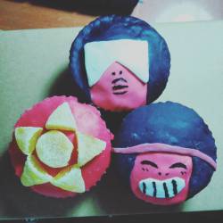 e-jheman:    Ruby and Garnet cupcakes my sister did for my birthday party.Ruby is my favorite character and she didn’t had time to make lil sapphire   do you see that Ruby,you guysjust look at heri scream