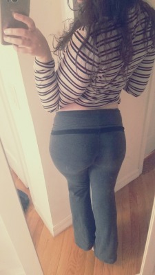 that-brainy-bimbo:OMG, it was so hard to get my ass out of these like I just did on my private snap. Watching my booty bounce out of these tight yoga pants is totally mesmerizing 🦄🎉💕
