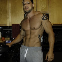 exclusivekiks:  Bodybuilder named Christopher from Chicago 
