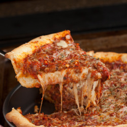gastrogirl:  chicago-style deep dish pizza.