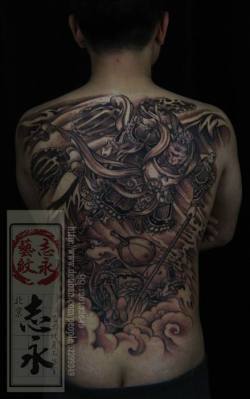 chronicink:  Monkey King and dragon back piece by our guest artist Master Ma. 