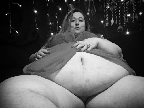 leahloolabelle:Love all your curves . Belly included . #blackandwhitephotography #bodypositivity #selfportraitphotography #selflove https://www.instagram.com/p/CJZpXPXgSlCcjRfnzWDrNsaD1C_r0WgNdfAjAI0/?igshid=1k2hr5rpr59al