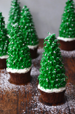 thecakebar:  Christmas Tree Cupcakes  {click link for FULL tutorial} 