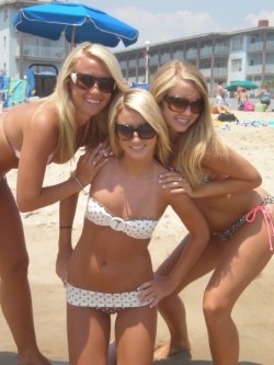 beachandboobs:  Blonde Beach Girls