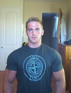 rorrous:  banging-the-boy:  qldbloke:  Adam Charlton: TOTALLY RIPPED! From: Straight Loads I am not really sure they are all him but when Googling they seem to come up under his name. A video is here  http://banging-the-boy.tumblr.com/archive   😍