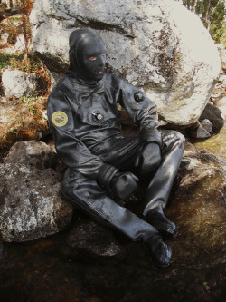diverpup:Me in my first Viking drysuit. Can be combined with inner latex hood!