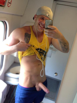 naked-straight-men:  thatshotguys:  I love it when hot muscle guys take selfies.