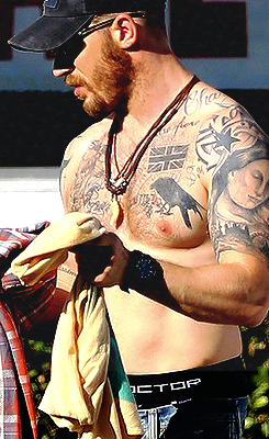 kinghardy:  Tom Hardy out on a shopping trip in L.A. Oct. 4th, 2014   When you look like that why not go shopping shirtless?
