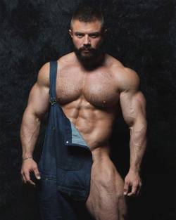 alphamusclehunks:  SEXY, LARGE and IN CHARGE. Alpha Muscle Hunks.  http://alphamusclehunks.tumblr.com/archive