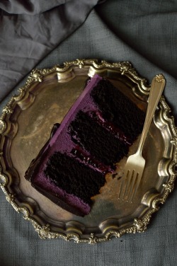 foodporn-chocolate:  Chocolate Blackberry Elegantly Gothic Cake  💜🎂🍇