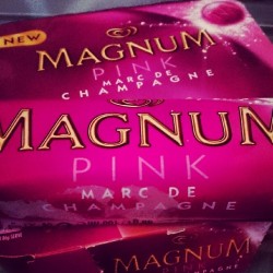 Trying this new #Magnum #pink #champagne