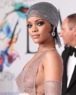 nakedcelebz:Rihanna