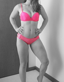 michigancouple1988:  It’s a hot pink bra and panties kind of day😉💋reblog and comment if you like💋💙