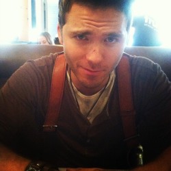 lunsfuhd:  Nathan Drake eats. #trutvcafe  Hot Nathan Drake cosplay! 