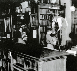 lostsplendor:  “Clifton College boys helping to move the library during the war.” Bristol, World War II (by brizzle born and bred) 