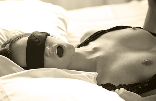 in-morpheus-arms:  ☸  nwagirl another use for a blindfold ;)