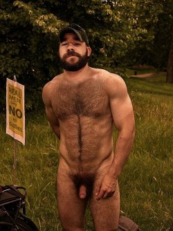 bigbushdad:  Man with hairy chest and full bush - pubic hairMore men with full bush here: https://bigbushmen.tumblr.com