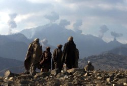 amnes:  warkadang: PACHIR WA AGAM, AFGHANISTAN. Anti-Taliban Afghan fighters watch several explosions from U.S. bombings in the Tora Bora mountains of eastern Afghanistan on December 2001. (REUTERS)