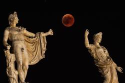 gnossienne:  The blood moon is framed by the statues of Hera and Apollo in Athens, 27 July 2018 (x)  