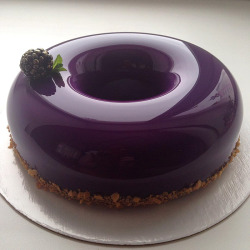 lightskintgawd:   hoetivities:  boredpanda:    Mirror Marble Cakes By Russian Confectioner Are Just Too Perfect    Literally my life goal is to be this good.  WHAT THE FUCK?! This is food?!!?? 