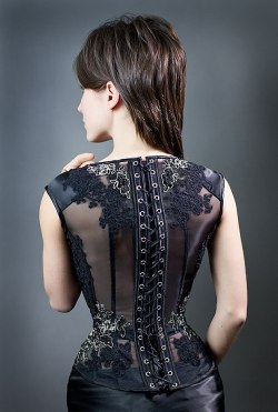 moderncorsetiere:  corsetiere : Fangahra Corsets links: VK |