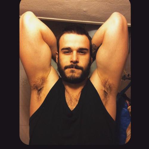billy-bulge:  vergas-colombianas:  korymitchellxxx:Me enamoré.  #beard #beard #tattoo #bigcock #big #vergota #vergon