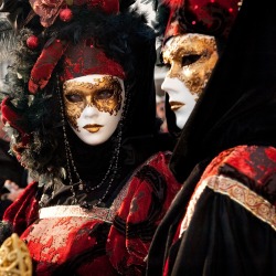 dragonagestuff:surrealsadi:  elosilla:  Carnival of Venice.  Now THIS is how Orlais should have looked…  Oh god. I will never see Carnival of Venice Like before, now. 