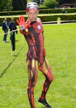 gsvalentine:  Another Harry Judd morphsuit photo!  OMG! Just found another photo of Harry Judd wearing a super tight morphsuit! While he was taken part in a Superhero Run for Keech Hospice.