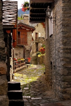 italyphotos:  zosia24:  Ancient Street, Torgron, Valle d'Aosta ~ via pinterest  Valle d'Aosta
